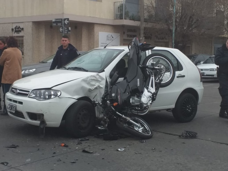 Impactante choque: una moto se incrust� contra un auto
